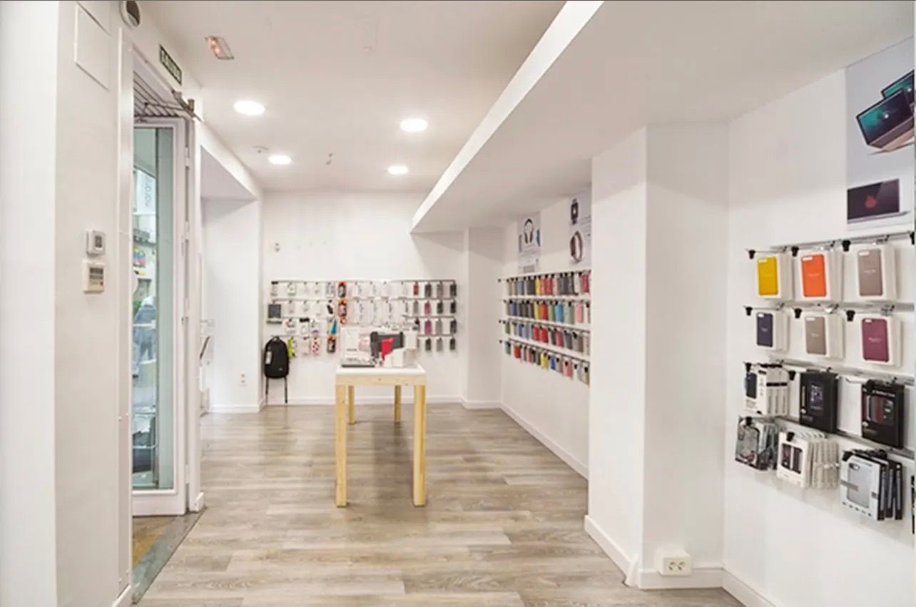 Interior amplio de la tienda con zona de accesorios y taller